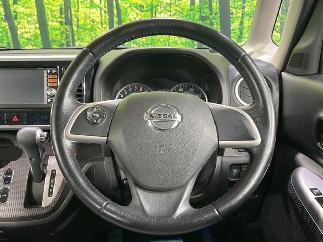 �C���e���A�ɍ��킹���f�U�C���̃X�e�A�����O�́A�^�]�������̂��Ƃ��l���A�^�]���₷���`��A�傫���ł��B�����x�A���ۂɐG���Ă��m���߂��������B