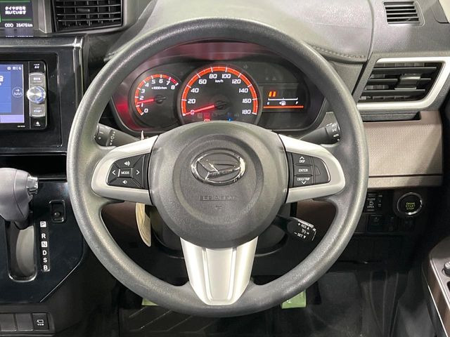 �C���e���A�ɍ��킹���f�U�C���̃X�e�A�����O�́A�^�]�������̂��Ƃ��l���A�^�]���₷���`��A�傫���ł��B�����x�A���ۂɐG���Ă��m���߂��������B