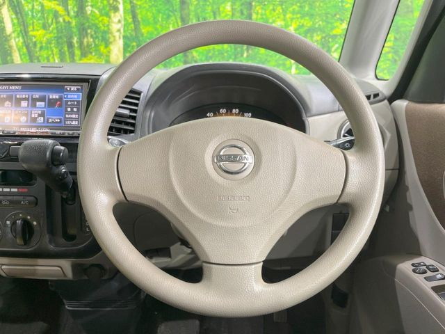 �C���e���A�ɍ��킹���f�U�C���̃X�e�A�����O�́A�^�]�������̂��Ƃ��l���A�^�]���₷���`��A�傫���ł��B�����x�A���ۂɐG���Ă��m���߂��������B