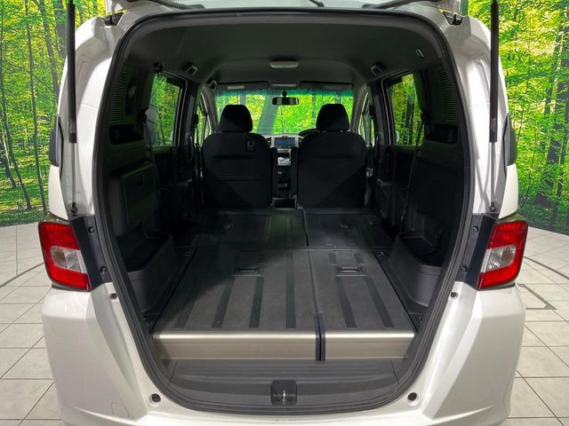 ���i�̂���������ʋ΁A���}���ɏ\���ȉ׎��X�y�[�X���m�ۂ��Ă���܂��B�Z�J���h�V�[�g��|���ƁA�傫�ȉו��̐ύڂ��\�ł���