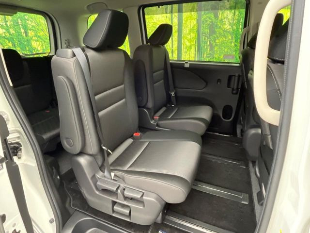 二列目中央はウォークスルーとなっております。二列目と三列目の移動や乗り降りがとっても楽になるので、乗り降りの際もストレスを感じることはありません♪