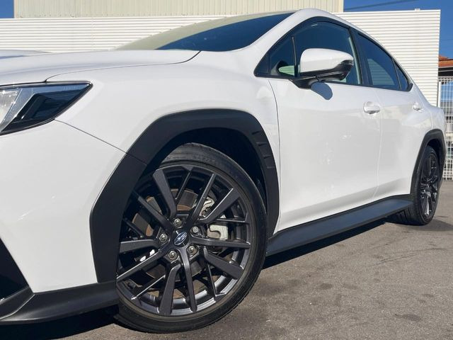 �y����18�C���`�A���~�z�C�[���z�O�ςɃ}�b�`���������A���~�z�C�[���𑕒����Ă���܂��B�e��ЊO�A���~�z�C�[����A�X�^�b�h���X�^�C�����戵�����Ă���܂��B���񂲑��k����������