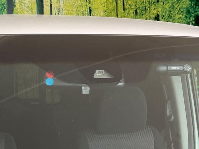 �y�z���_�Z���V���O�z���s���ɑO���̎ԗ�����F�����A�Փ˂������Ȏ��͌x��ƃu���[�L�ŏՓˉ���Ɣ�Q�y�����A�V�X�g�B�����S�Ƀh���C�u�����y���݂��������܂��B