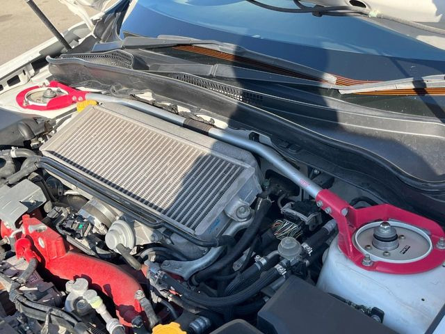 【STIタワーバー】お車の剛性を高めるタワーバーを装備。よりスムーズなコーナリング走行が可能となり、走りも楽しめます。