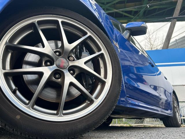 �y����18�C���`�A���~�z�C�[���z�O�ςɃ}�b�`���������A���~�z�C�[���𑕒����Ă���܂��B�e��ЊO�A���~�z�C�[����A�X�^�b�h���X�^�C�����戵�����Ă���܂��B���񂲑��k����������