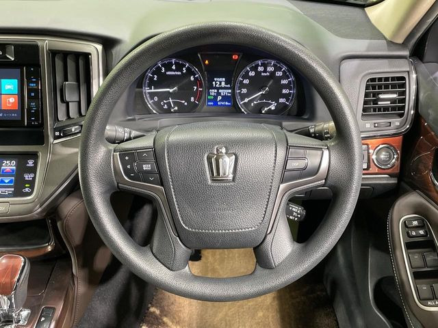 �C���e���A�ɍ��킹���f�U�C���̃X�e�A�����O�́A�^�]�������̂��Ƃ��l���A�^�]���₷���`��A�傫���ł��B�����x�A���ۂɐG���Ă��m���߂��������B