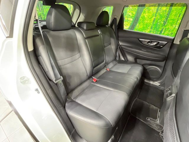 後部座席も気になるようなキズ・汚れやへたり等、大きなダメージはなく、良好な状態です。