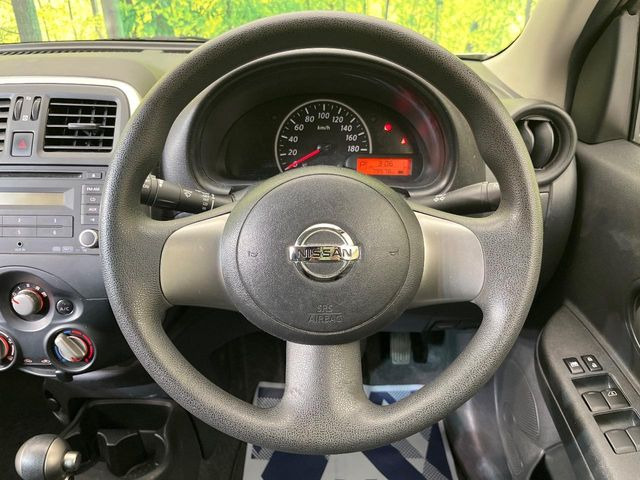 �C���e���A�ɍ��킹���f�U�C���̃X�e�A�����O�́A�^�]�������̂��Ƃ��l���A�^�]���₷���`��A�傫���ł��B�����x�A���ۂɐG���Ă��m���߂��������B