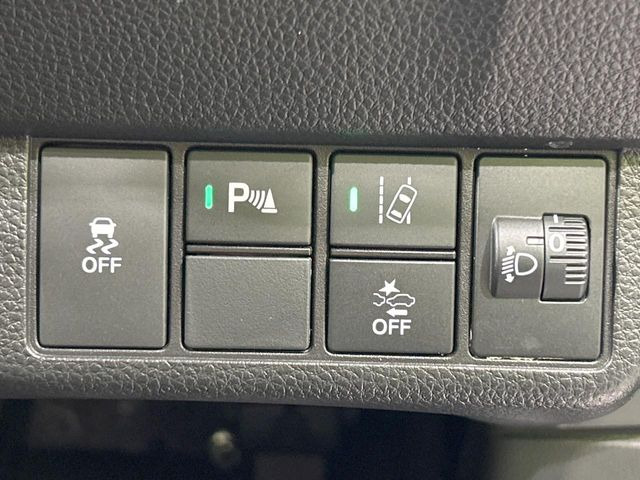 �y�z���_�Z���V���O�z���s���ɑO���̎ԗ�����F�����A�Փ˂������Ȏ��͌x��ƃu���[�L�ŏՓˉ���Ɣ�Q�y�����A�V�X�g�B�����S�Ƀh���C�u�����y���݂��������܂��B