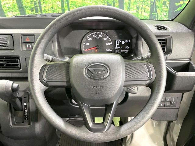 �C���e���A�ɍ��킹���f�U�C���̃X�e�A�����O�́A�^�]�������̂��Ƃ��l���A�^�]���₷���`��A�傫���ł��B�����x�A���ۂɐG���Ă��m���߂��������B