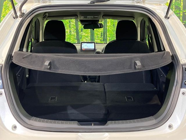 ���i�̂���������ʋ΁A���}���ɏ\���ȉ׎��X�y�[�X���m�ۂ��Ă���܂��B�Z�J���h�V�[�g��|���ƁA�傫�ȉו��̐ύڂ��\�ł���