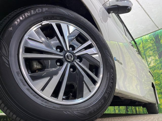 【純正15インチアルミホイール】外観にマッチした純正アルミホイールを装着しております。各種社外アルミホイールや、スタッドレスタイヤも取扱いしております。是非ご相談ください♪