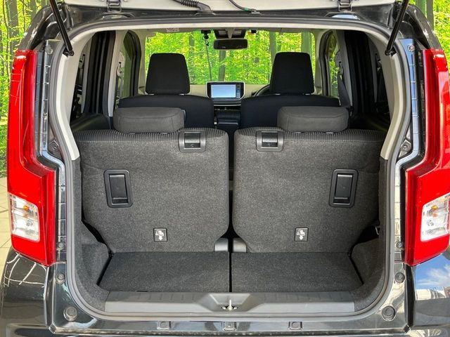 ���i�̂���������ʋ΁A���}���ɏ\���ȉ׎��X�y�[�X���m�ۂ��Ă���܂��B�Z�J���h�V�[�g��|���ƁA�傫�ȉו��̐ύڂ��\�ł���