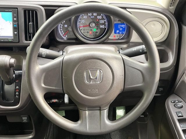 �C���e���A�ɍ��킹���f�U�C���̃X�e�A�����O�́A�^�]�������̂��Ƃ��l���A�^�]���₷���`��A�傫���ł��B�����x�A���ۂɐG���Ă��m���߂��������B