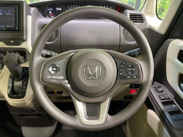 �C���e���A�ɍ��킹���f�U�C���̃X�e�A�����O�́A�^�]�������̂��Ƃ��l���A�^�]���₷���`��A�傫���ł��B�����x�A���ۂɐG���Ă��m���߂��������B