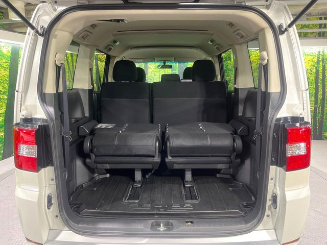 ���i�̂���������ʋ΁A���}���ɏ\���ȉ׎��X�y�[�X���m�ۂ��Ă���܂��B�Z�J���h�V�[�g��|���ƁA�傫�ȉו��̐ύڂ��\�ł���