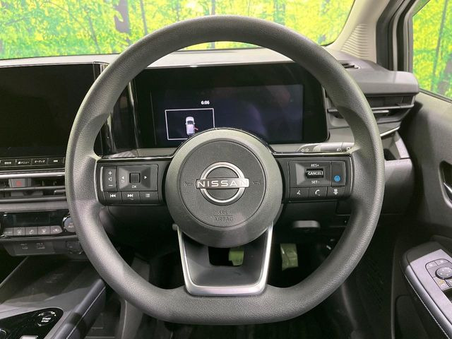 �C���e���A�ɍ��킹���f�U�C���̃X�e�A�����O�́A�^�]�������̂��Ƃ��l���A�^�]���₷���`��A�傫���ł��B�����x�A���ۂɐG���Ă��m���߂��������B