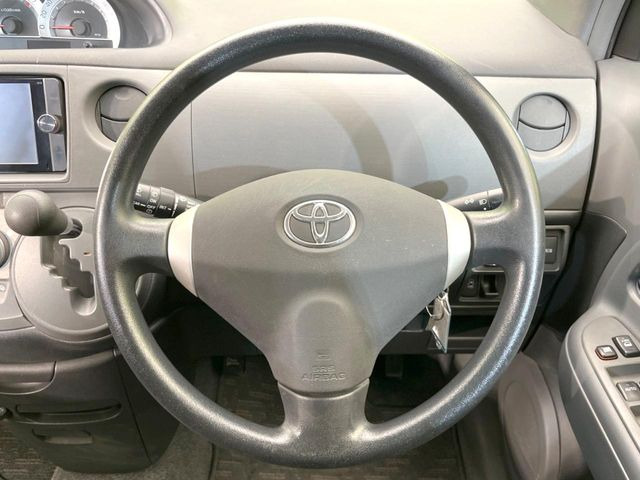 �C���e���A�ɍ��킹���f�U�C���̃X�e�A�����O�́A�^�]�������̂��Ƃ��l���A�^�]���₷���`��A�傫���ł��B�����x�A���ۂɐG���Ă��m���߂��������B