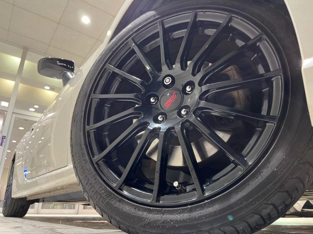 �y����17�C���`�A���~�z�C�[���z�O�ςɃ}�b�`���������A���~�z�C�[���𑕒����Ă���܂��B�e��ЊO�A���~�z�C�[����A�X�^�b�h���X�^�C�����戵�����Ă���܂��B���񂲑��k����������