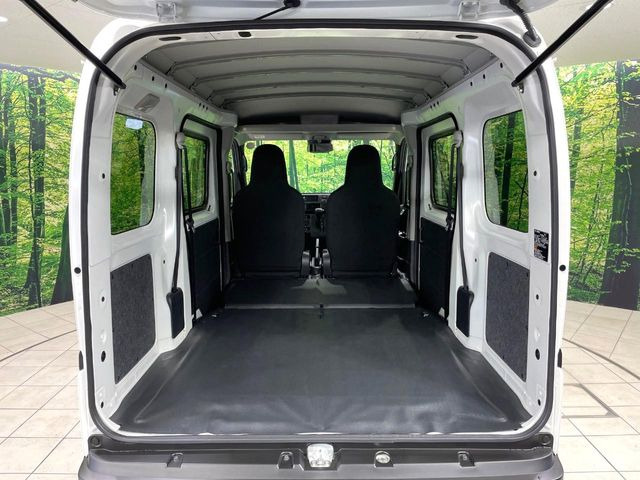 ���i�̂���������ʋ΁A���}���ɏ\���ȉ׎��X�y�[�X���m�ۂ��Ă���܂��B�Z�J���h�V�[�g��|���ƁA�傫�ȉו��̐ύڂ��\�ł���