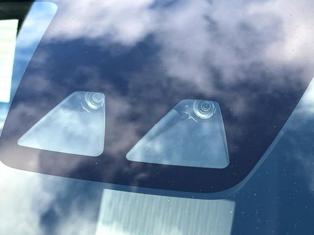 �y�X�}�[�g�A�V�X�g�z���s���ɑO���̎ԗ�����F�����A�Փ˂������Ȏ��͌x��ƃu���[�L�ŏՓˉ���Ɣ�Q�y�����A�V�X�g�B�����S�Ƀh���C�u�����y���݂��������܂��B