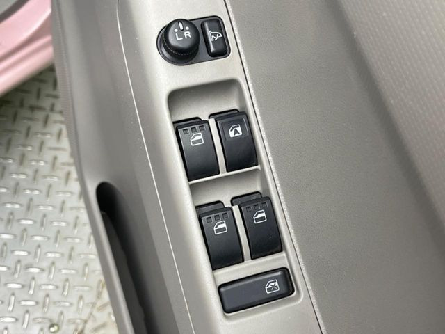 �y�d���i�[�~���[�z�T�C�h�~���[�͓d���i�[���ƂȂ��Ă���A�������ԏ�ł��L�Y�������X�N��}�����܂��B