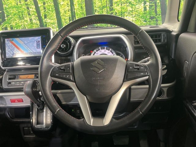 �C���e���A�ɍ��킹���f�U�C���̃X�e�A�����O�́A�^�]�������̂��Ƃ��l���A�^�]���₷���`��A�傫���ł��B�����x�A���ۂɐG���Ă��m���߂��������B