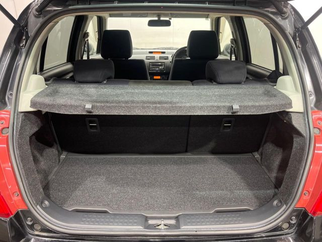 ���i�̂���������ʋ΁A���}���ɏ\���ȉ׎��X�y�[�X���m�ۂ��Ă���܂��B�Z�J���h�V�[�g��|���ƁA�傫�ȉו��̐ύڂ��\�ł���