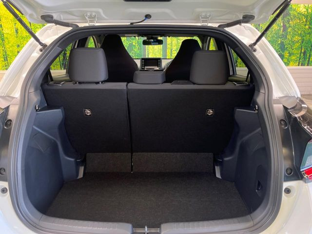 ���i�̂���������ʋ΁A���}���ɏ\���ȉ׎��X�y�[�X���m�ۂ��Ă���܂��B�Z�J���h�V�[�g��|���ƁA�傫�ȉו��̐ύڂ��\�ł���