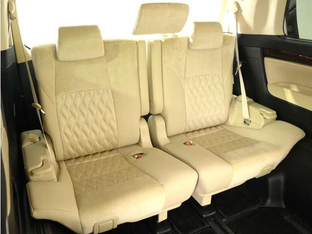 サードシートも広々とした空間をご用意しております!シートアレンジにて、快適スペースを作ることも可能となっております!アレンジパターンも豊富で、様々なシーンにご利用いただけます!