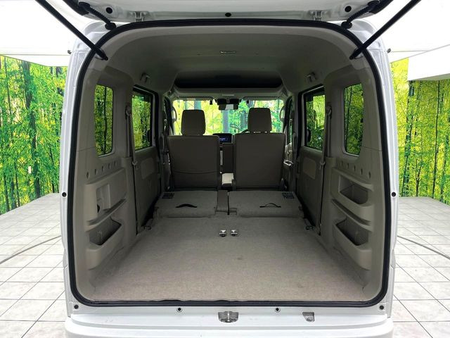 ���i�̂���������ʋ΁A���}���ɏ\���ȉ׎��X�y�[�X���m�ۂ��Ă���܂��B�Z�J���h�V�[�g��|���ƁA�傫�ȉו��̐ύڂ��\�ł���