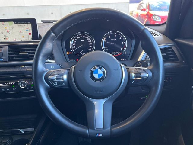 ���}���`�t�@���N�V�����X�e�A�����O:�n���h���̍��E�̃{�^���ŃI�[�f�B�I�̑I���≹�ʂ̒��߂��\�ł��B�n���h�����������������ł���̂ň��S�ł��ˁ�