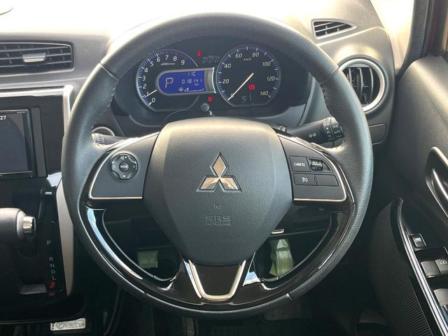 �C���e���A�ɍ��킹���f�U�C���̃X�e�A�����O�́A�^�]�������̂��Ƃ��l���A�^�]���₷���`��A�傫���ł��B�����x�A���ۂɐG���Ă��m���߂��������B