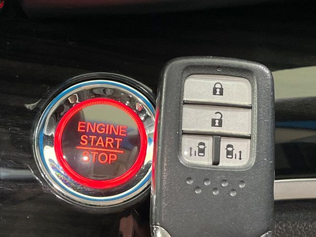 �yHonda�X�}�[�g�L�[�z�J�o����|�P�b�g�ɓ��ꂽ�܂܂ł��h�A�̎{���E�������\�ȃX�}�[�g�L�[�𑕔��B�G���W���̃I���E�I�t�����J�M�����o���K�v����������Ƃ��Ă��֗��ł���