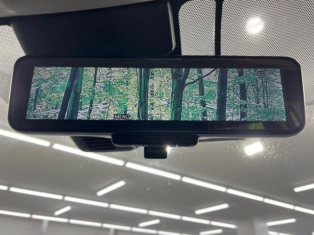 【インテリジェントルームミラー】後席の大きな荷物や同乗者で後方が確認しづらい時でも安心!カメラが撮影した車両後方の映像をルームミラー内に表示。クリアな視界で状況の確認が可能です!