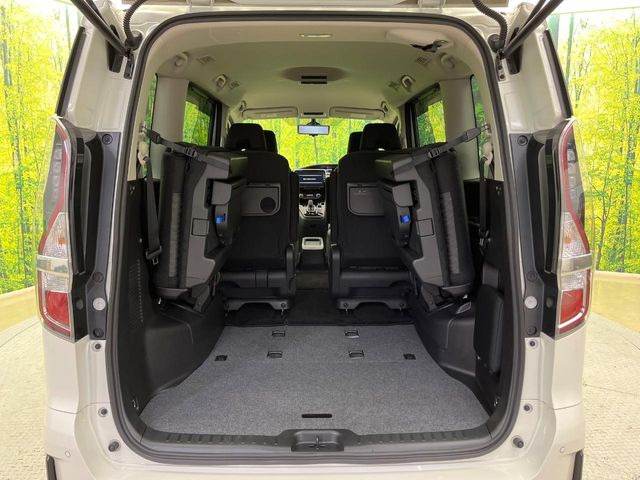 後席を格納すると、これだけの広さが!シーンに合わせたシートアレンジで、大きな荷物も積むことが出来ます♪