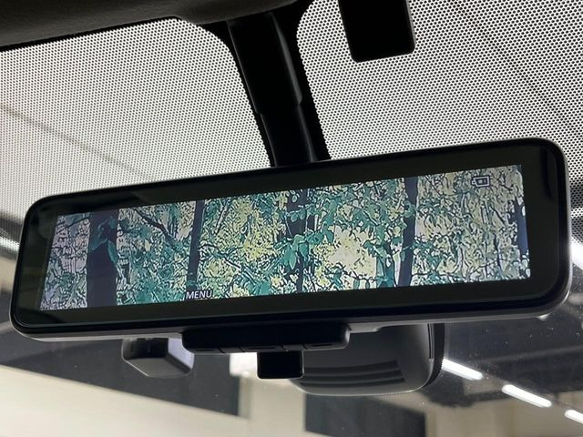 【インテリジェントルームミラー】後席の大きな荷物や同乗者で後方が確認しづらい時でも安心!カメラが撮影した車両後方の映像をルームミラー内に表示。クリアな視界で状況の確認が可能です!