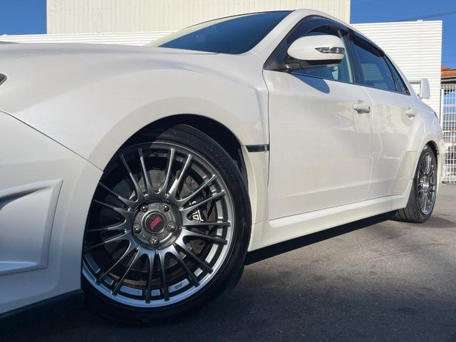 【純正オプションBBS製18インチアルミホイール】純正オプションホイールを装着。走行性能の向上に加え、外観もよりスタイリッシュになっています。