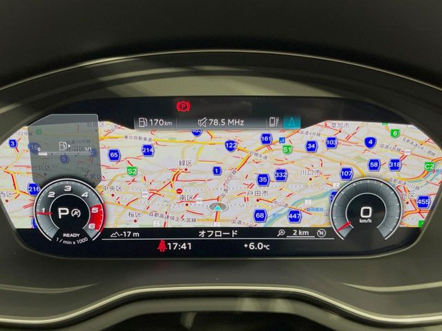 ���o�[�`�����R�b�N�s�b�g:�S�̂��t���p�l���ƂȂ��Ă����i�I�ȃ��[�^�[�p�l���B�ʏ�̃X�s�[�h���[�^�[�Ƃ��Ă̋@�\�͂������A�i�r�E�I�[�f�B�I�@�\�̊m�F�E������ł��A�^�]�ɏW�����₷���Ȃ��Ă���܂��B