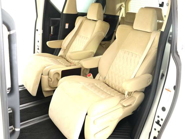 【オットマン付きセカンドシート】ロングスライドシートとオットマン機能により足を楽々伸ばす事が可能です!また、ひじ掛けもありますので、快適なドライブをお楽しみいただけます!