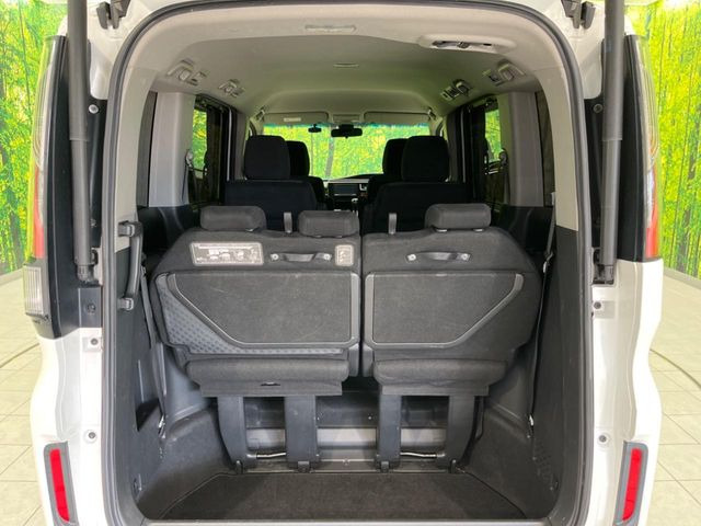 ���i�̂���������ʋ΁A���}���ɏ\���ȉ׎��X�y�[�X���m�ۂ��Ă���܂��B�Z�J���h�V�[�g��|���ƁA�傫�ȉו��̐ύڂ��\�ł���