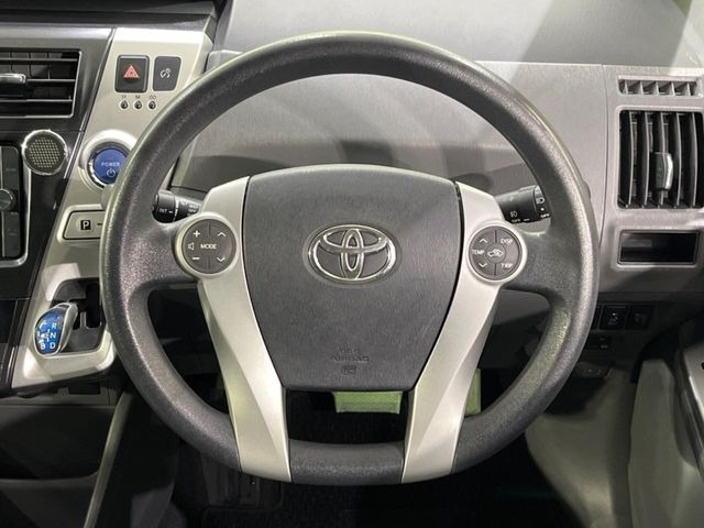 �C���e���A�ɍ��킹���f�U�C���̃X�e�A�����O�́A�^�]�������̂��Ƃ��l���A�^�]���₷���`��A�傫���ł��B�����x�A���ۂɐG���Ă��m���߂��������B