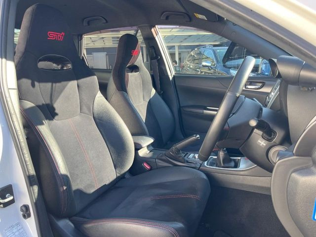 【専用スポーツシート】ホールド性に優れ、カーブ時の体が流れを抑制してくれます。また、体にフィットするから腰や背中が疲れにくく、ロングドライブや高速走行でも快適にお過ごしいただけます♪