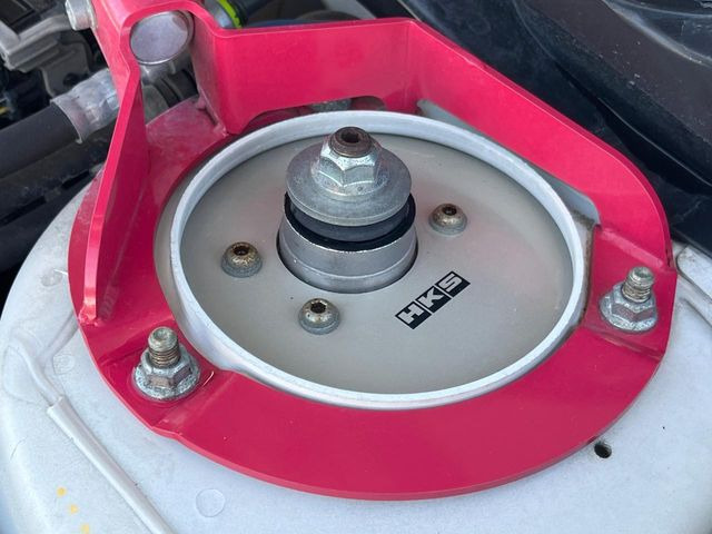 【HKS車高調】車高が低くなり、スタイリッシュな見た目となっております。車両の重心が下がる事で、走行時の安定性も向上します♪
