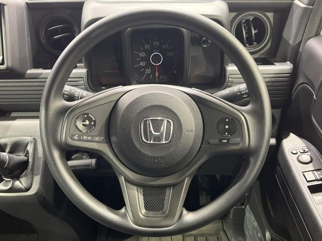 �C���e���A�ɍ��킹���f�U�C���̃X�e�A�����O�́A�^�]�������̂��Ƃ��l���A�^�]���₷���`��A�傫���ł��B�����x�A���ۂɐG���Ă��m���߂��������B