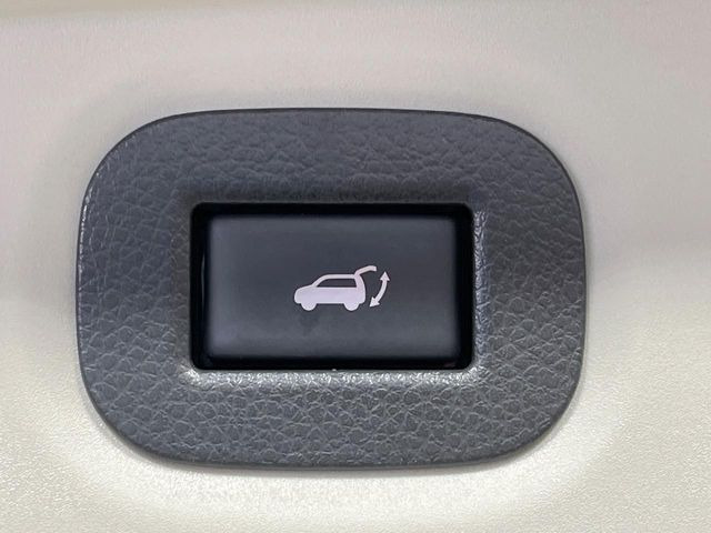 【パワーバックドア】スマートキーや運転席のボタンを押すだけでリアゲートが自動で開閉します!荷物を持っている時や、高い位置にあるバックドアを閉める際に便利な機能です♪