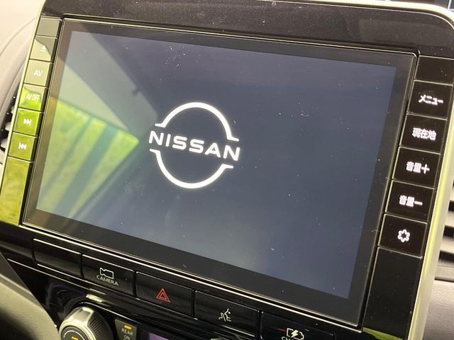 【大画面ナビ】人気の大型10インチナビを装備。存在感のある大画面はインパクト大!ナビ利用時のマップ表示は見やすく、テレビやDVDは臨場感がアップ!いつものドライブがグッと楽しくなります♪