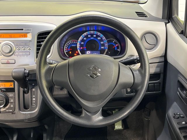 �C���e���A�ɍ��킹���f�U�C���̃X�e�A�����O�́A�^�]�������̂��Ƃ��l���A�^�]���₷���`��A�傫���ł��B�����x�A���ۂɐG���Ă��m���߂��������B