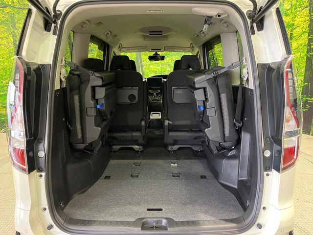 ���i�̂���������ʋ΁A���}���ɏ\���ȉ׎��X�y�[�X���m�ۂ��Ă���܂��B�Z�J���h�V�[�g��|���ƁA�傫�ȉו��̐ύڂ��\�ł���