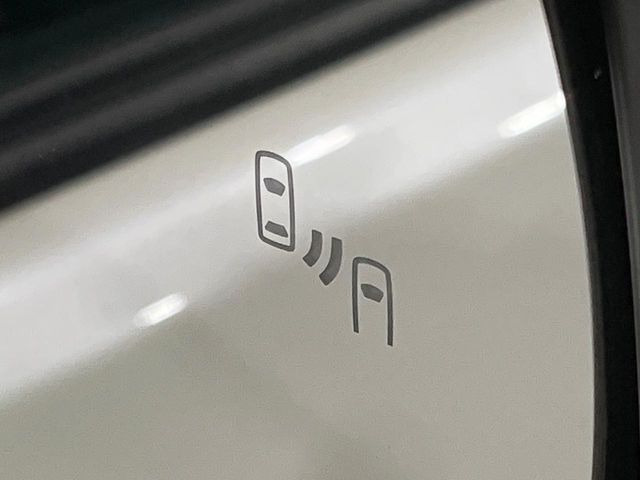 【ブラインドスポットモニター】走行中、ドアミラーの死角になりやすい箇所に後続車が接近するとサイドミラーのレンズに警告を表示!ドライバーに注意喚起をしてくれます。